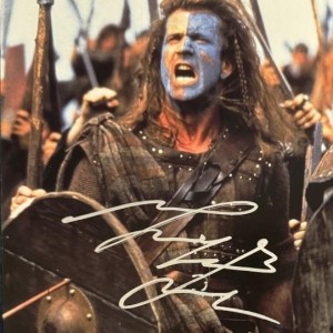Mel Gibson signed Braveheart 8x10 photo in costume with painted face, holding a shield